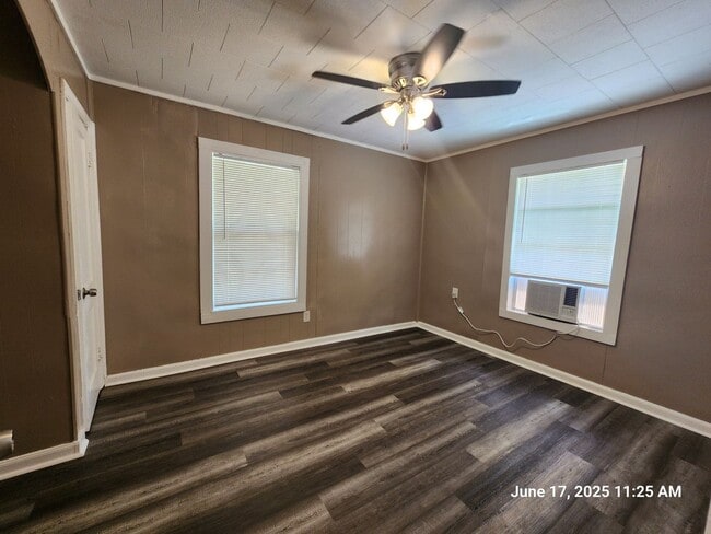Building Photo - Cute & Cozy!