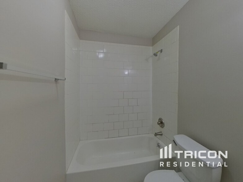 Building Photo - 2916 Vestal Pl