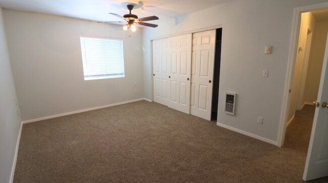 Building Photo - Recently updated 2/1.5 townhome next to the hospital