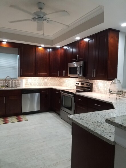 HUGE GOURMET KITCHEN - 15228 73rd Ter N