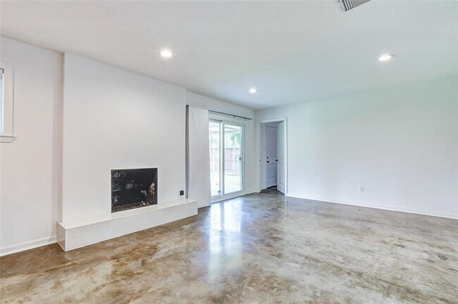 Building Photo - Very attractive home on large corner lot.