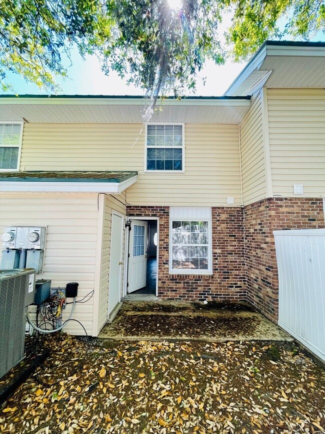 Building Photo - 2bd/1.5ba townhome super close to CCU/CMC/...