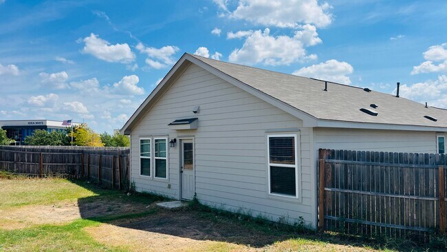 Building Photo - Spacious 4BR w/ Large Backyard – Close to ...