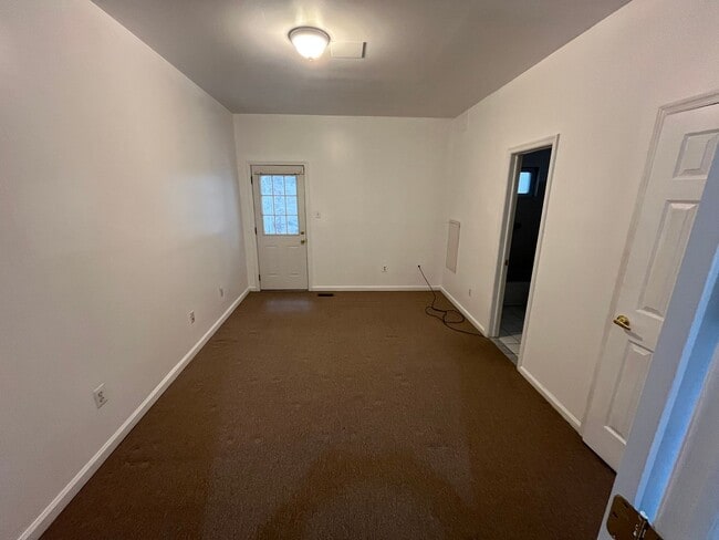 Building Photo - Bright Old City Loft