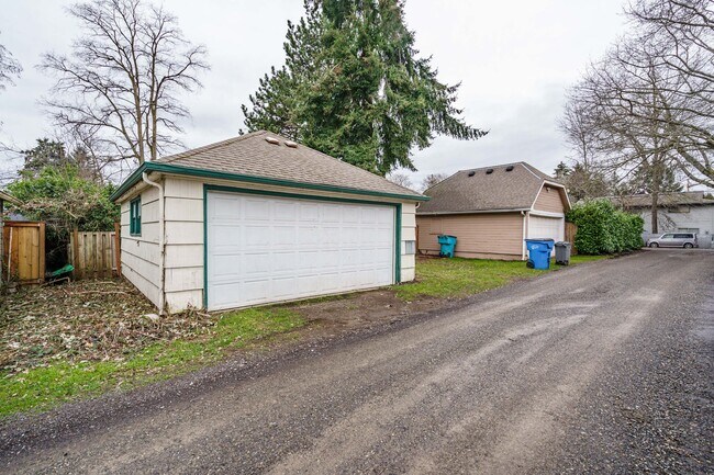 Building Photo - 1 Bedroom 1 Bath with Detached Garage
