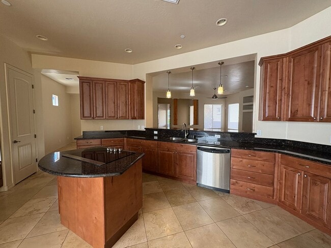 Building Photo - HOUSE - VILLAGE OF OAK CREEK - FIRECLIFF