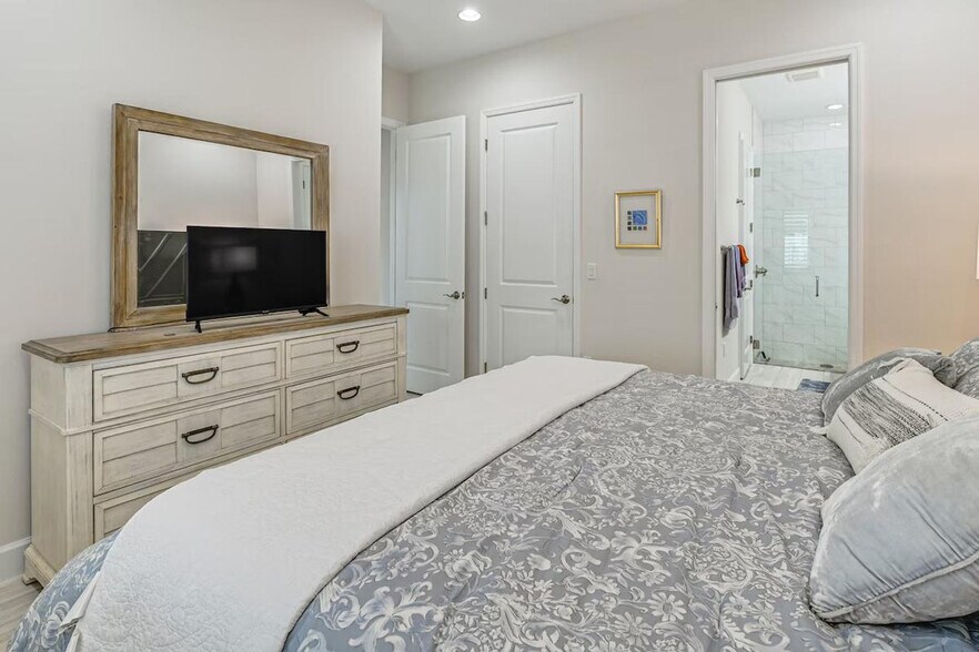 Building Photo - 6983 Saona CT