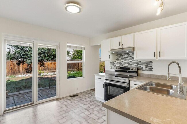 Building Photo - 8402 Snowdrop Ct