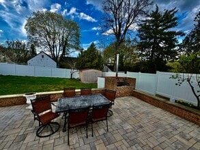 Building Photo - 51 Iroquois Rd