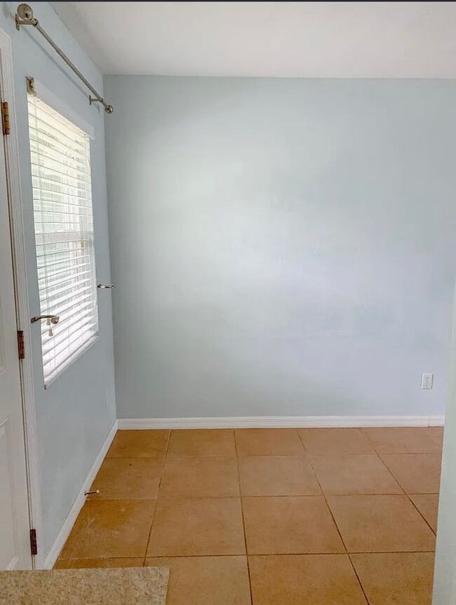 Building Photo - Hottest location, unit available near best beaches and downtown