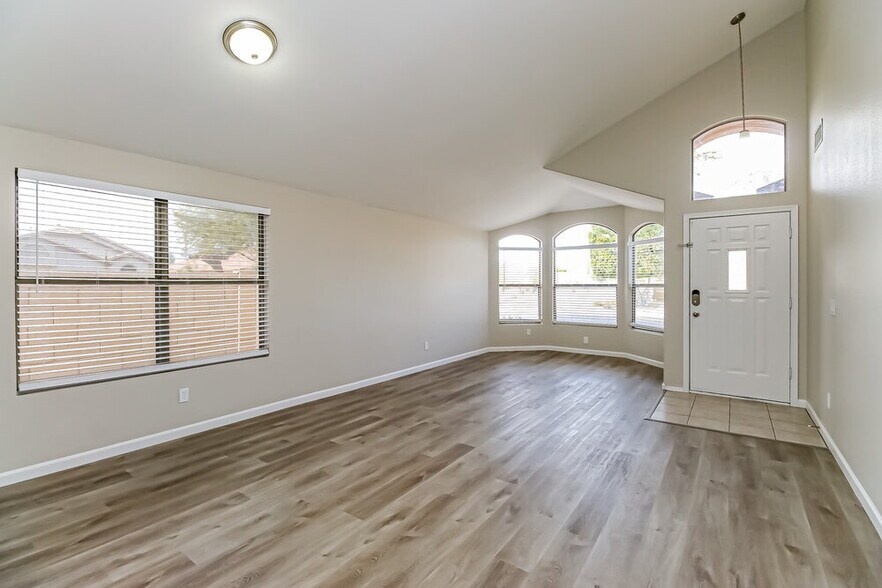Building Photo - 477 E Devon Dr