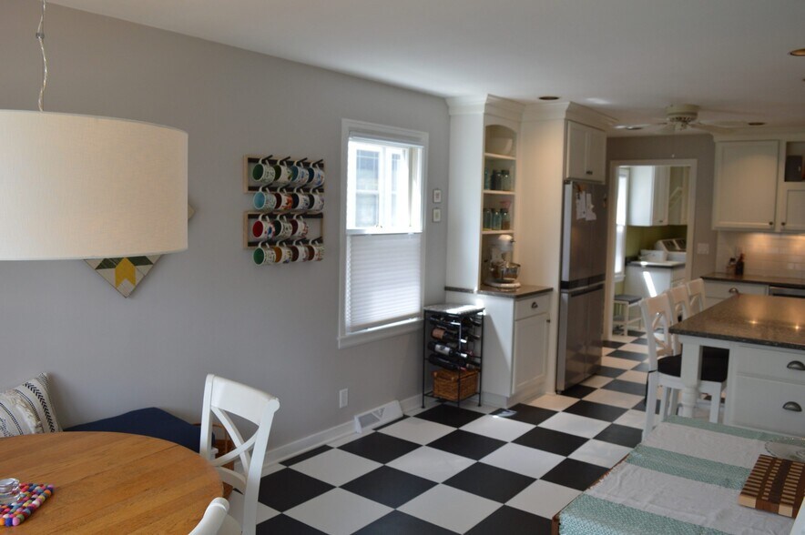 Building Photo - 7002 Hubbard Ave