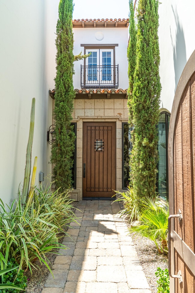 Building Photo - 233 Calle La Soledad