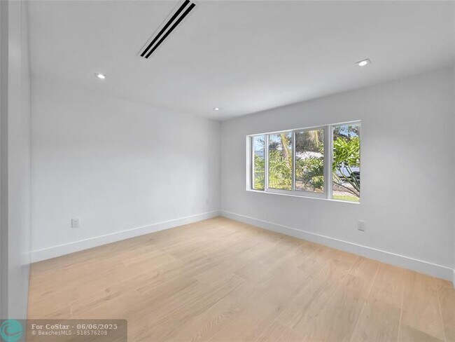 Building Photo - 729 NE 17th Terrace