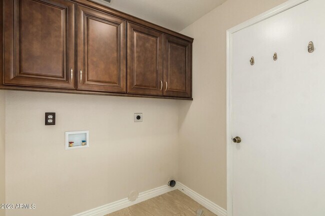 Building Photo - 661 S Oak St Cir