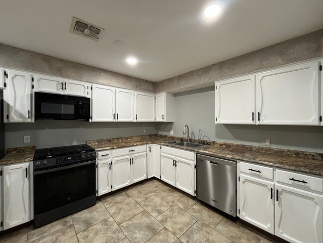 Building Photo - UPDATED HOME WITH BONUS ROOM