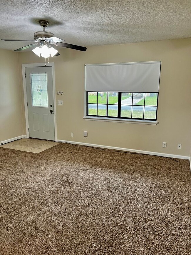 Building Photo - 3/2 LARGE fenced in yard!