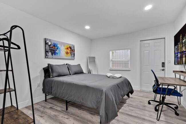 Building Photo - 2610 SW 31st Ave