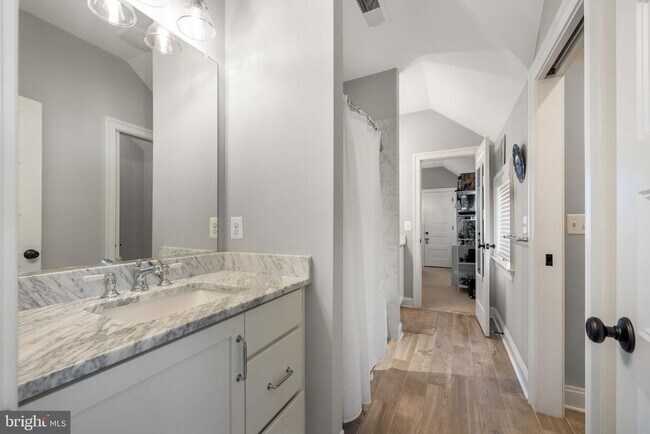 Building Photo - 323 S West St