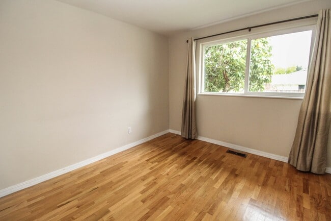 Building Photo - Coming Soon! Very well maintained home wit...