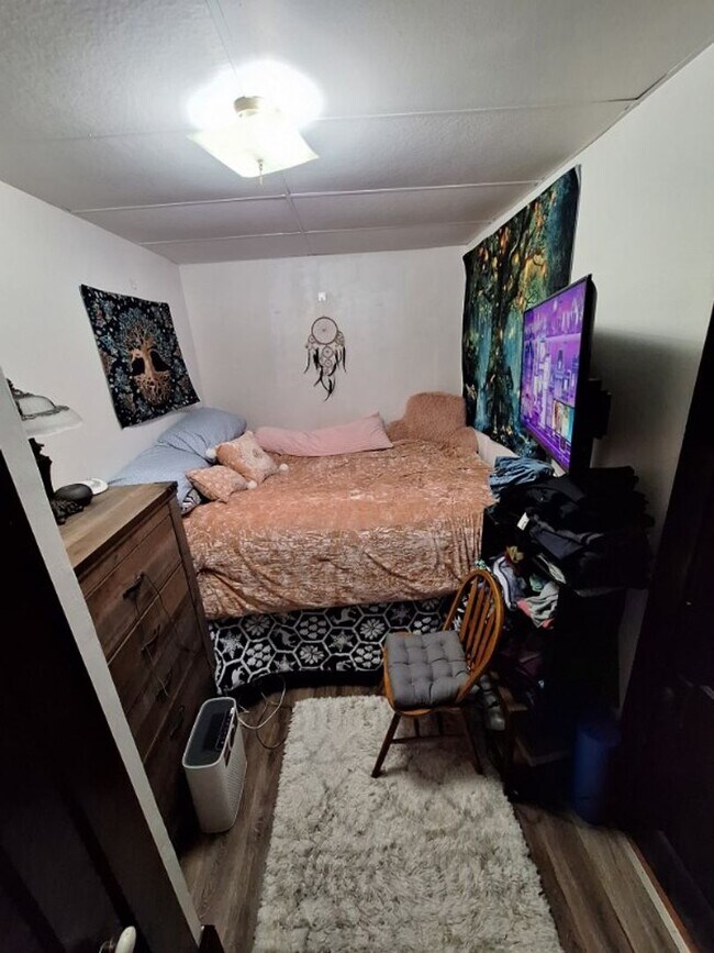 Building Photo - Cute 1 Bedroom 1 Bath Apartment On The Nor...