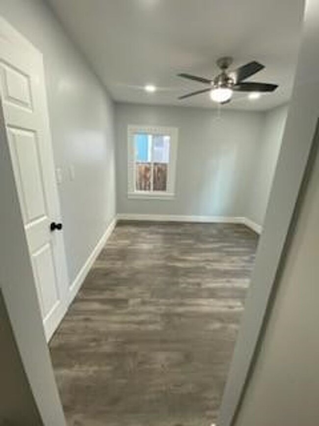 Building Photo - Lovely detached back house w/ 2car garage
