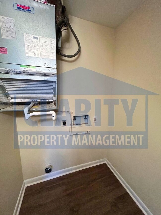 Building Photo - Two bedroom apartment! Great location!