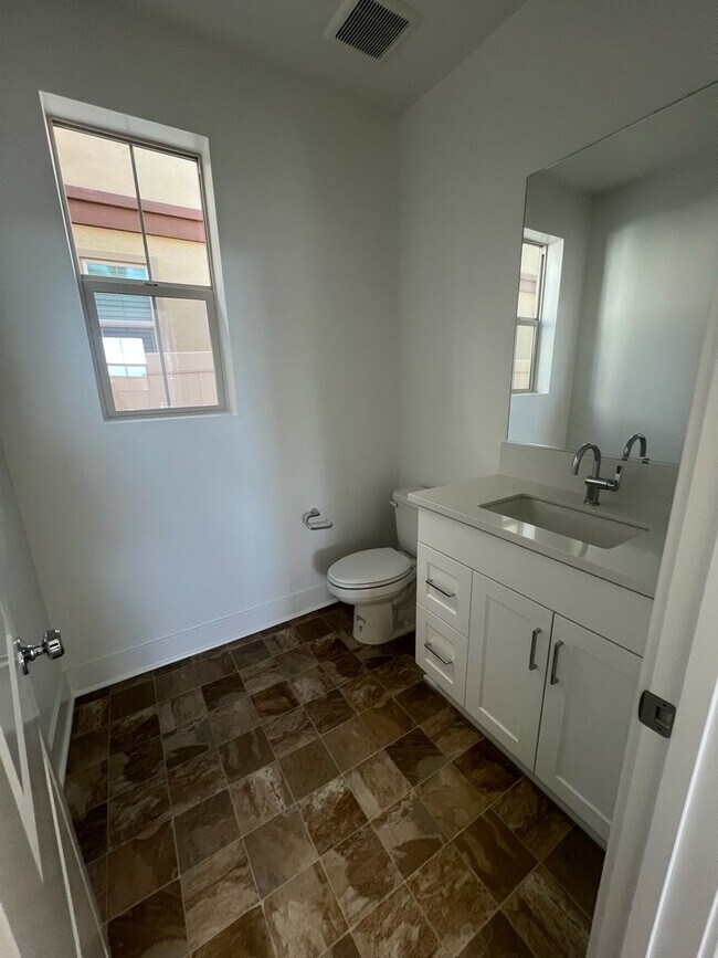 Building Photo - Camarillo - Newer 4 bedroom, 3.5 home