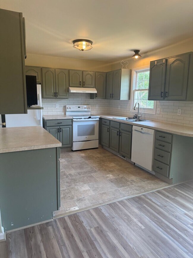 Building Photo - Beautiful Townhouse Available in Jonestown