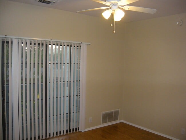 Building Photo - HYDE PARK TERRACE - NORTH CAMPUS - PRIVATE UPDATED 1 BEDROOM FOR AUGUST 2026 PRE-LEASE