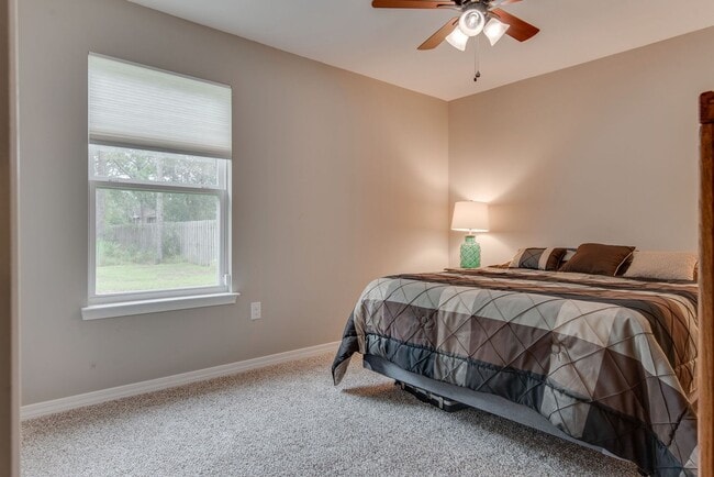 Building Photo - 4 BEDROOMS IN NAVARRE!
