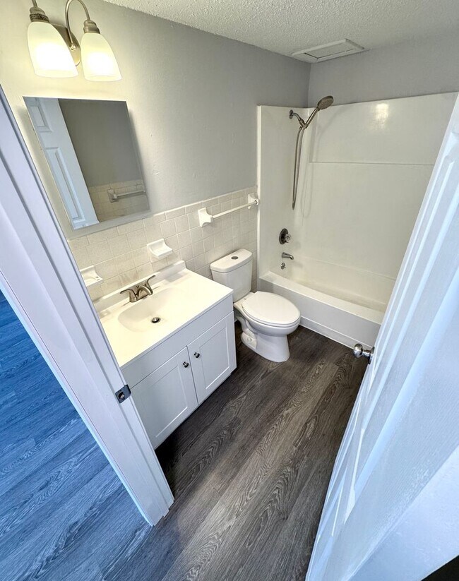 Building Photo - 2 Bedroom Apartments, Excellent Location!
