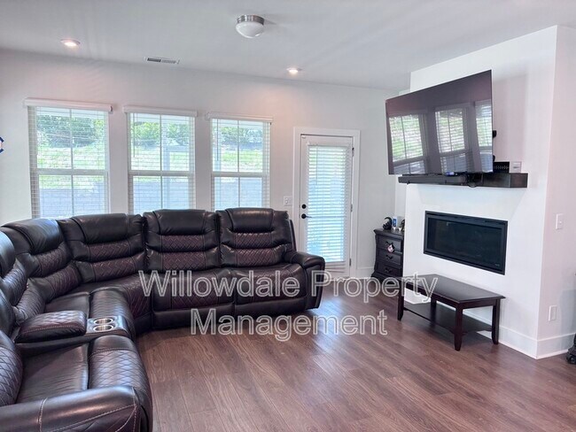 Building Photo - 2033 Florine Dr