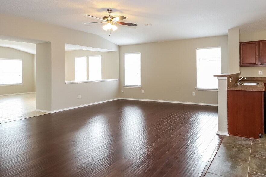 Building Photo - 8024 Sartain Dr