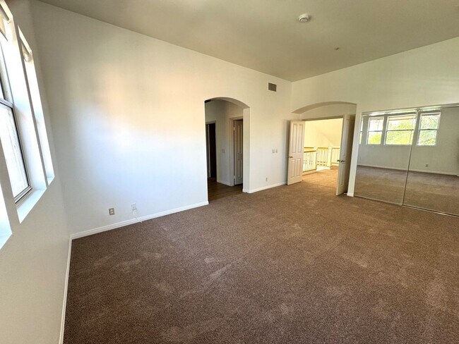 Building Photo - Beautiful 3Bd/2.5Ba Spacious Home in Tustin!