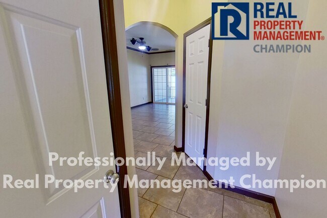 Building Photo - Beautiful Two Story Townhome with Lots of Storage!!