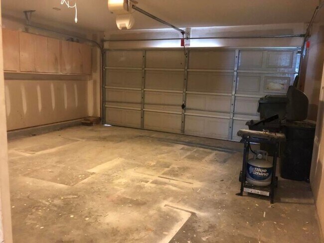 Building Photo - Available April 1st. 4 Bedroom 3 Full Bath Home