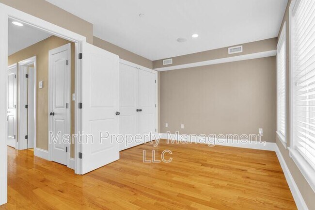 Building Photo - 83 Dresser St
