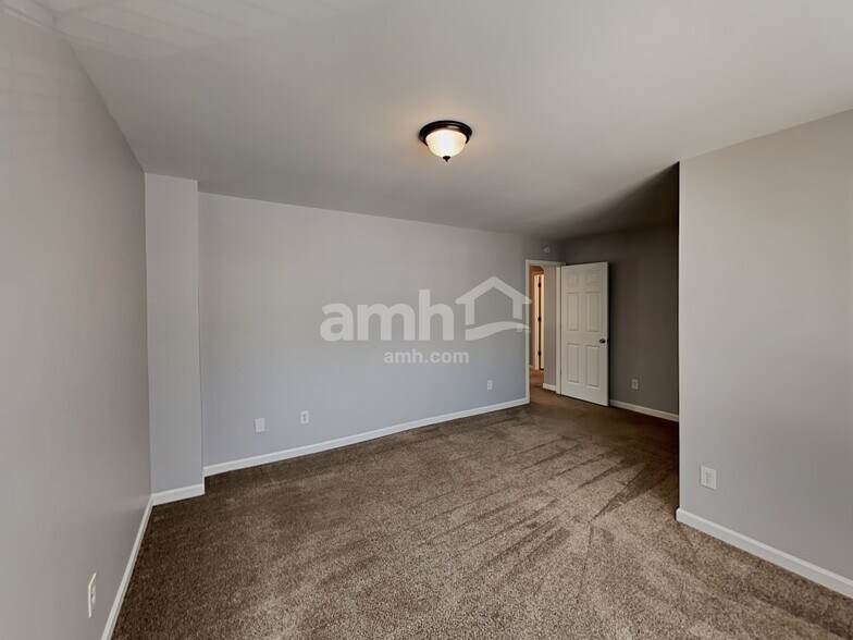 Building Photo - 633 Lincolnwood Ln
