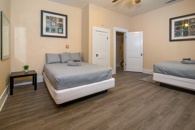 Building Photo - 321 University Ave