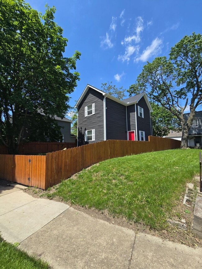 Building Photo - 3 BEDROOM SINGLE FAMILY HOME
