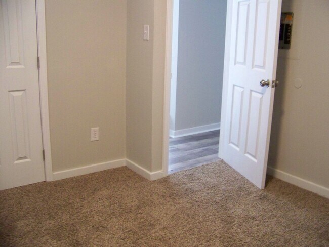 Building Photo - WATERS EDGE