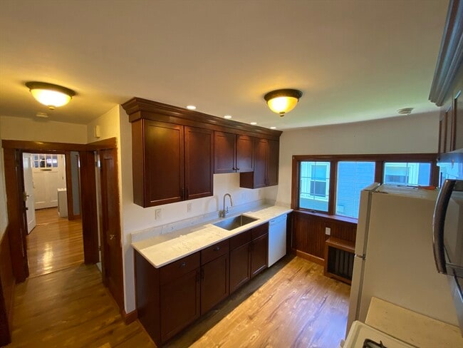 Building Photo - 31 Pierce Ave