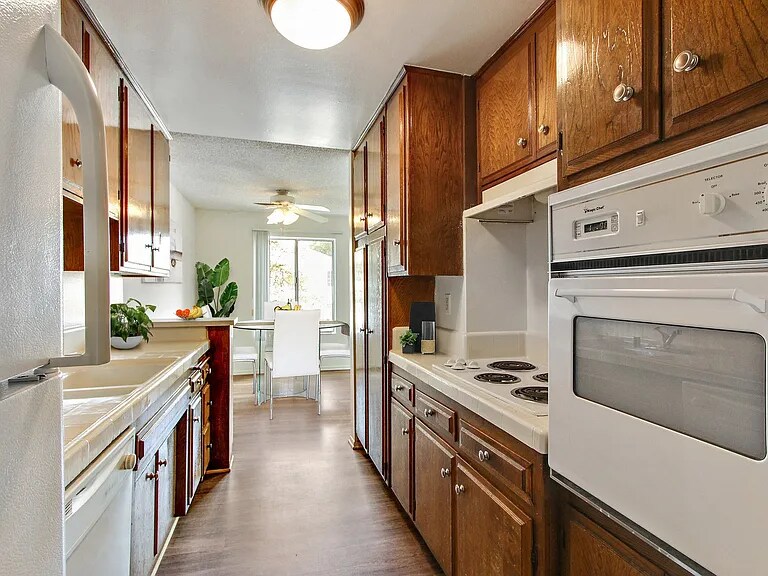 Building Photo - 433 Kelton Ave