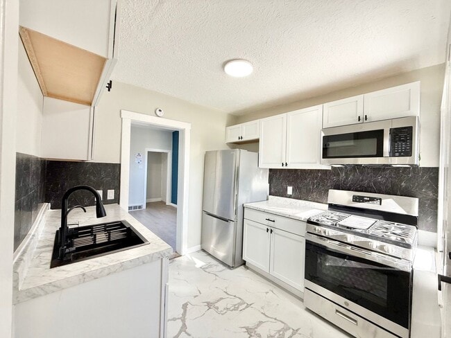 Building Photo - 924 Spring Ave NE