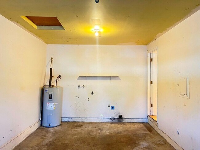 Building Photo - 1274 E Santiam St