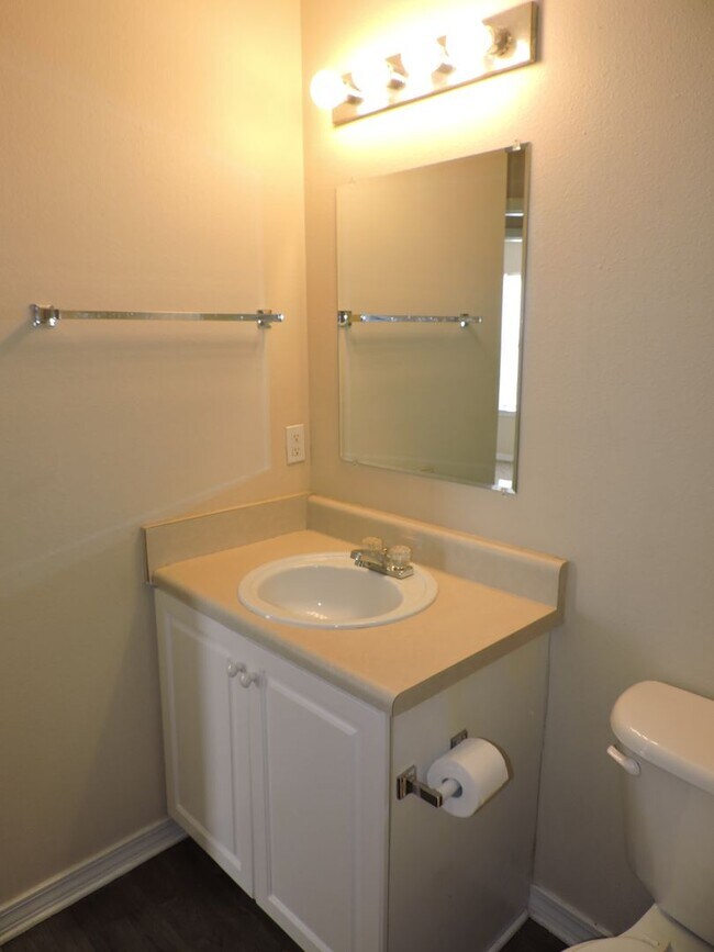 Building Photo - Convenient to NAS & Corry!