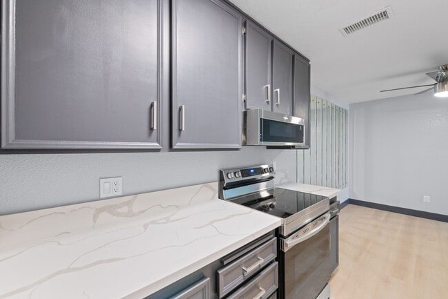 Building Photo - Palm Springs Villas Condo