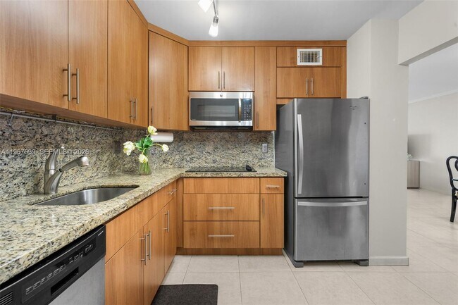 Building Photo - 300 Bayview Dr