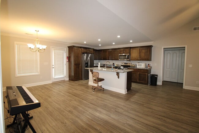 Building Photo - 1315 Mayfield Dr